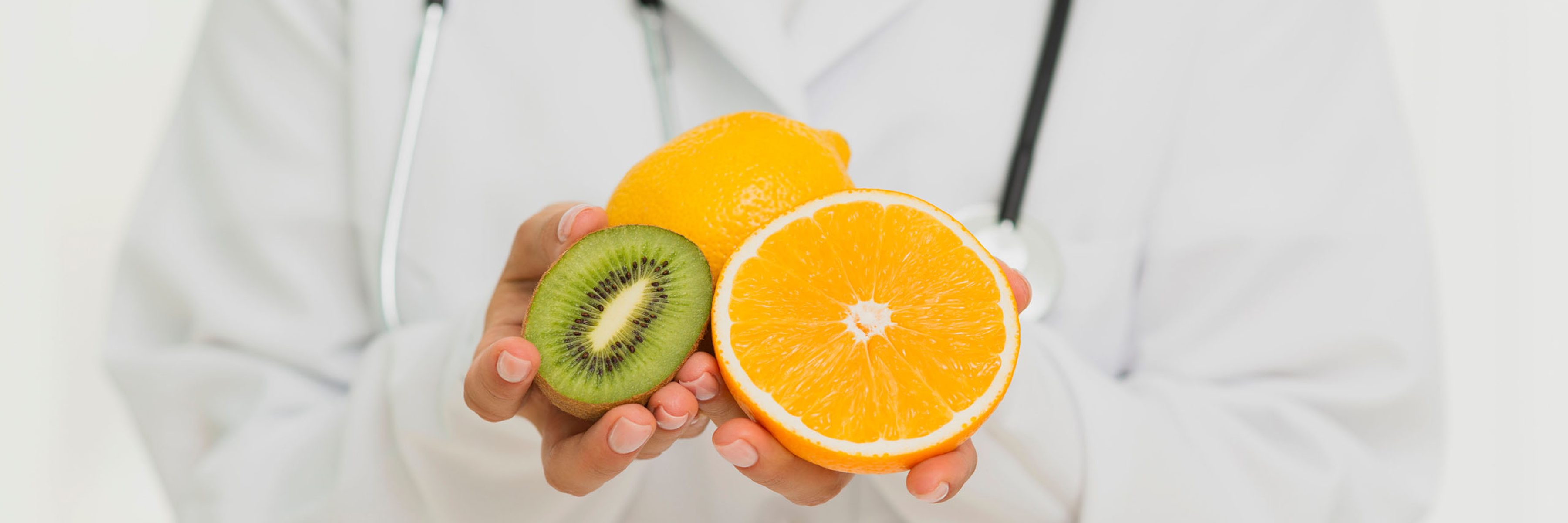 primer-medico-con-frutas-y-estetoscopio
